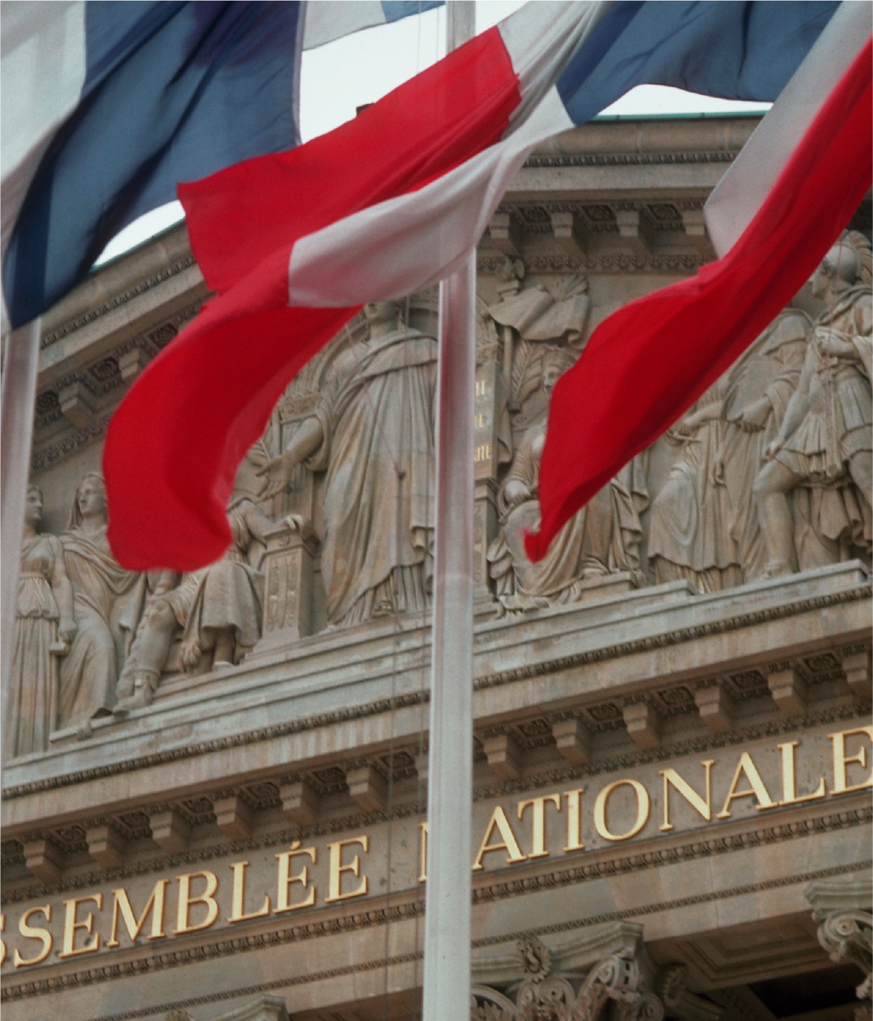 Drapeaux français devant le Palais Bourbon à Paris