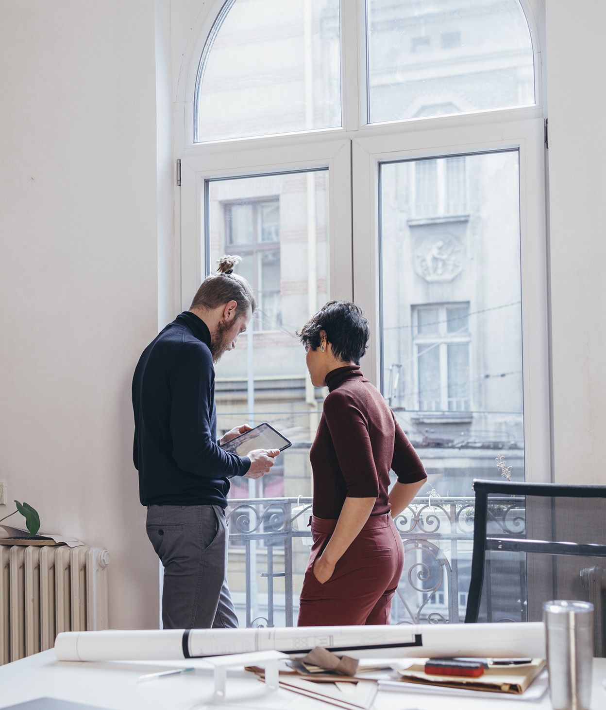 Kollegen stehen am Fenster